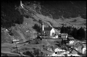 Wassen: Gotthardbahn, Kirche von der mittleren Strecke, von Westen