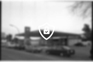 BP-Tankstelle: Hamburger Straße: Shop, Waschanlage, Zapfsäulen, Firmenschild, links Preisschild, rechts auf Parkplatz Autos: vorne auf Straße Autos: 15. März 1990