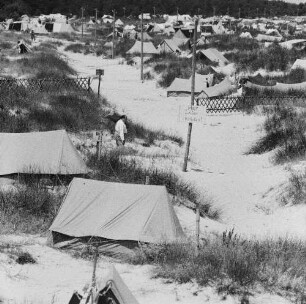 Ostsee-Urlauber. Zelte in den Dünen