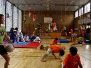 Inszenierte Szene in der Turnhalle: Drei Schüler und ihre "Klone" beim Turnen und an den Geräten (Prämiertes Foto, Imaging-Special)