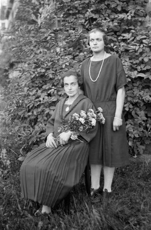 Zwei Frauen in einem Garten