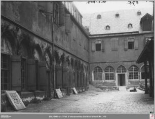 Karmeliterkloster: Kreuzgang und Innnenhof von Westen