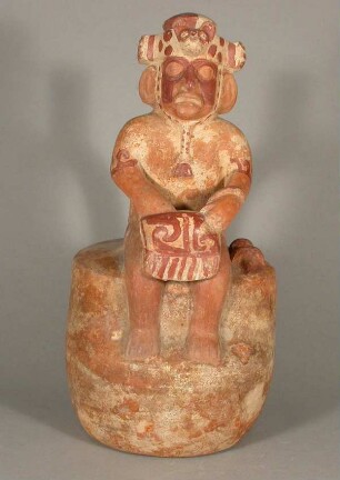 Sitzende anthropomorphe Figur