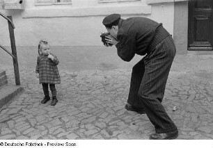 Roger Rössing beim Fotografieren eines kleinen Mädchens