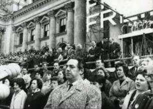Kundgebung zum 1.Mai 1964 auf dem Platz der Republik vor dem Berliner Reichstag