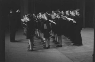 Aufnahmen eines Chorauftritts der "Petits Chanteurs á la Croix de Bois" und Leitung von Abbé Fernand Maillet in Berlin