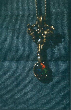 Schmuckanhänger : Schmuckanhänger. Gold, Perlen, vielfarbiger Stein (vor 1962; J. Eckert)