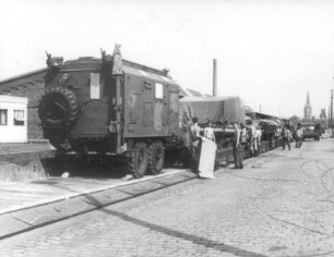 Verladung von Militärtechnik der 1. Gardepanzerarmee im Güterbahnhof Dresden-Neustadt. Soldaten decken Fahrzeugfenster mit Pappen ab : Dresden-Neustadt. Verladung von Militärtechnik der 1. Gardepanzerarmee im Güterbahnhof Dresden-Neustadt. Soldaten decken Fahrzeugfenster mit Pappen ab