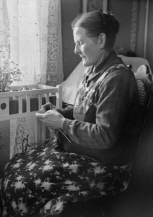 Fanny Krauße bei der Handarbeit