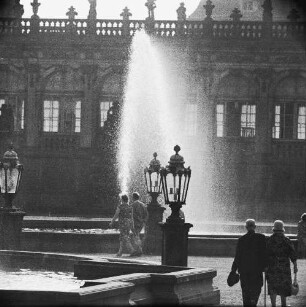 Dresden-Altstadt. Zwinger (1709-1728; M. D. Pöppelmann, B. Permoser). Zwingerhof. Langgalerie und Brunnen