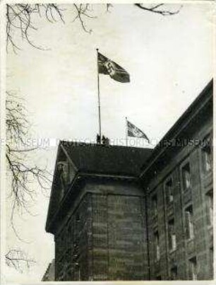 Die neue Reichskriegsflagge wird auf dem Reichskriegsminsterium gehisst