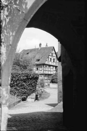 Tübingen-Bebenhausen: Blick durch einen Torbogen auf ein Fachwerkhaus