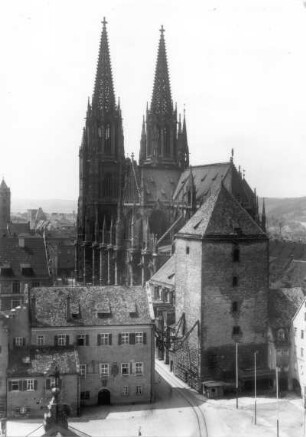 Regensburg. Dom St. Peter (um 1250 begonnen). Ansicht von Südosten über den Moltkeplatz mit Römerturm (13. Jh.)
