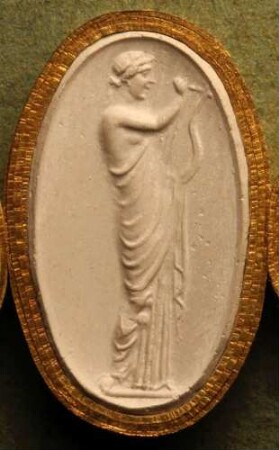 Ganzfigur einer Muse, die Leier stimmend (Daktyliothek, Erstes Mythologisches Tausend)