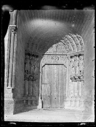 Unbekannte Ortschaft [Litauen/Weißrussland/Ukraine?]: Kirchenportal mit kunstvollem Tympanon (Nahaufnahme)