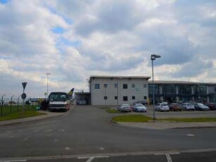 Flughafen Cochstedt : Außenansicht des Flughafens Magdeburg-Cochstedt International, aufgenommen am 18. April 2012