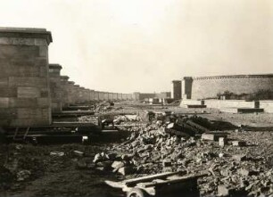 Weimar. Nationale Gedenkstätte Buchenwald auf dem Ettersberg. Straße der 18 Nationen im Bau. Ansicht mit mittlerem Ringgrab. Bauzustand November 1956