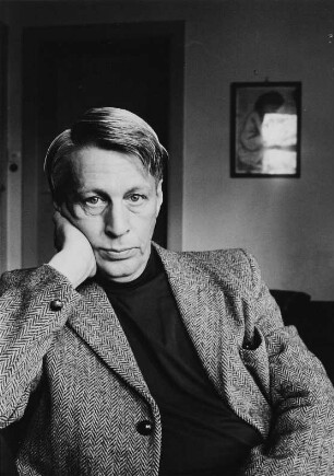 Der Schriftsteller Stefan Hermlin in seiner Wohnung in Berlin-Niederschönhausen