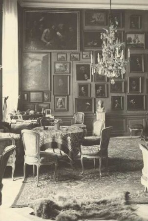 Neschwitz, Altes Schloss, Wohnraum mit Gemäldesammlung