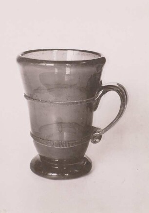 Becher mit 2 aufgelegten gekniffenen Glasringen