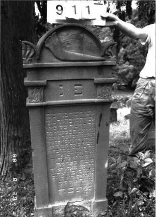 Grabstein 911 (Index: 100099233) Maße HxBxT: 134x50x16 cm Symbolik: Schofar Besonderheit: kulturhistorisch wertvoll / hist.-wiss. Gründe (Gemeindestellung): Grabstein 911