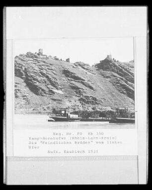 Kamp-Bornhoven. Blick vom linken Rheinufer gegen Burg Sterrenberg (um 1190) und Burg Liebenstein (um 1284), die sogenannten "Feindlichen Brüder"
