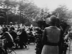 Szene aus einem Amateurfilm im "Familien-, Schwimm- und Luftbad"