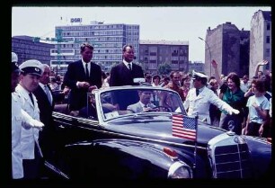 Kennedy, Brandt/ im offenen Wagen, Menschenmenge