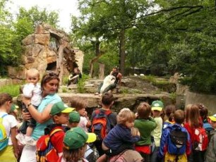 Berliner Zoo, Kinder vor dem Gehege des kleinen Eisebären Knut, mit Pfleger Thomas Dörflein, 22. Juni 2007