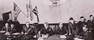 Generalfeldmarschall Wilhelm Keitel unterzeichnet die bedingungslose Kapitulation der faschistischen Wehrmacht