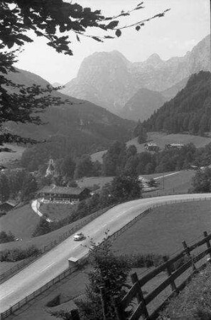 Ramsau: S-Kurve mit unterer Fahrbahn, Hintergrund Ramsau