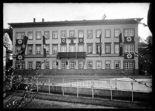 Gebäude mit Reichsadler (Kreisleitung, heute: Eichelgasse 56 B-W Bank), mit Hakenkreuzfahnen