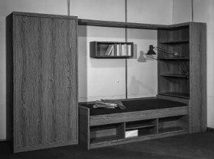 Kompaktbett mit Kleiderschrank und Regal : Berlin. VEB Möbelkombinat Berlin (MKB). Hausmesse, 1986. Kompaktbett mit Kleiderschrank und Regal. Holz, folienbeschichtet in Eichenholzoptik (VEB Möbelkombinat Berlin (MKB))