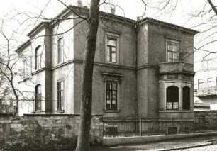 Dresden-Neustadt, Nordstraße 17. Wohnhaus (1851/1900). Straßenansicht mit Einfriedung