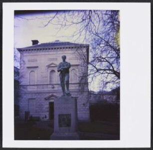 Bronze des Arztes Thomas H. Parke vor dem Naturhistorischen Museum Dublin