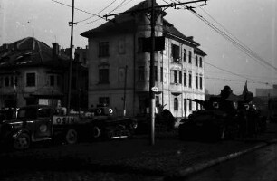 Bukarest: SOS Bonaparte: Barrikaden, Autos und Tanks [Panzer], Straße Roma Ecke