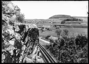 Treuchtlingen, Altmühltal. Blick über Gleisanlagen zum Ort