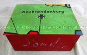 Kiste zum 3. Deutschlandtreffen der Jugend 1964, mit Berichten aus dem Bezirk Neubrandenburg