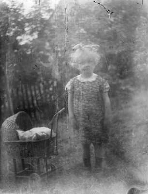 Mittelsachsen, Kinderportrait : Mittelsachsen. Mädchen mit Puppenwagen