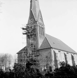 Friedenskirche: Gerüst für Glockeneinbau: Außenansicht von Südwesten: vorn Kirchhof