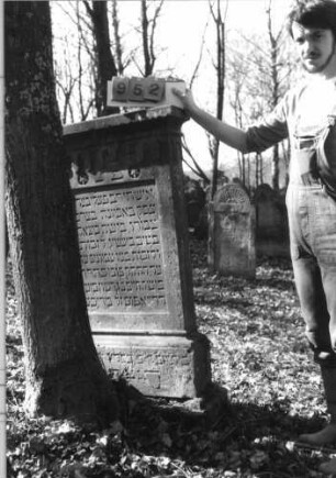 Grabstein 952 (Index: 99753142) Material: Sandstein Zustand: Sockel abgeblätt/Textverl/sonst gut Maße HxBxT: 138x67x14 cm Beschreibung: Stele, getreppt. Sockel, Abdeckplatte, rechteck. Schriftfeld eingetieft Symbolik: gestelztes Rundbogenfries, Blüten: Grabstein 952