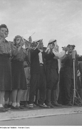Arabisches Volkskunstensemble, englische Jugendgruppe und Ensemble der FDJ auf der Bühne