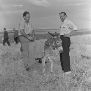 Baumwollernte auf den Feldern der Landwirtschaftlichen Produktionsgenossenschaft in Usundshowo. Erich Rinka im Gespräch mit einem Erntehelfer