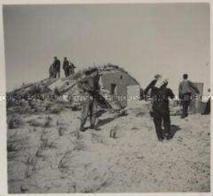 Wehrmachtssoldaten, Bei einem Marine-Artillerie-Bunker in den Dünen