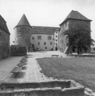 Heldrungen. Burg (Baubeginn 12. Jh., Umbau 1512/1519). Innenhof von Osten