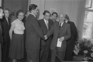 60. Geburtstag von Walter Maschke, Generalsekretär der Volksbühne Berlin : Walter Maschke (2.v.r.) und Hans Rodenberg (3.v.r.) mit weiteren Gästen