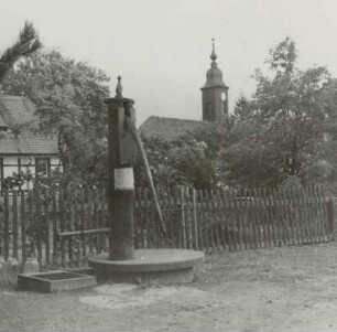 Wilsdruff-Kesselsdorf. Handschwengelpumpe auf dem Neuen Friedhof