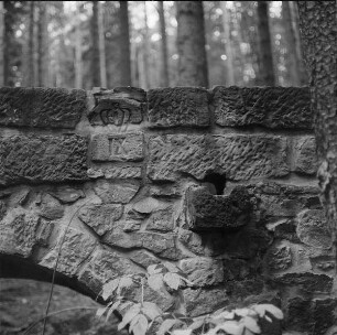 Hohe Brücke : Pirna-Graupa. Hohe Brücke, Sandstein-Bogenbrücke, Talseite, Schlußstein und Wasserspeier. 1701/1800. 3. Brücke im Zuge des Fahrweges Wünschendorf - Graupa