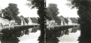 Seifhennersdorf, Wohnhäuser : Stadtteilansicht mit Wohnhäusern (Walter und Schöne). Blick über die Mandau nach Osten. Stereoaufnahme