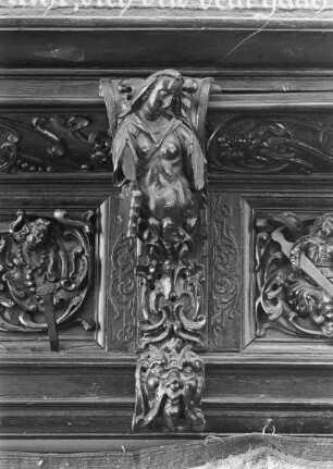 Karyatidenweibchen mit Buch
